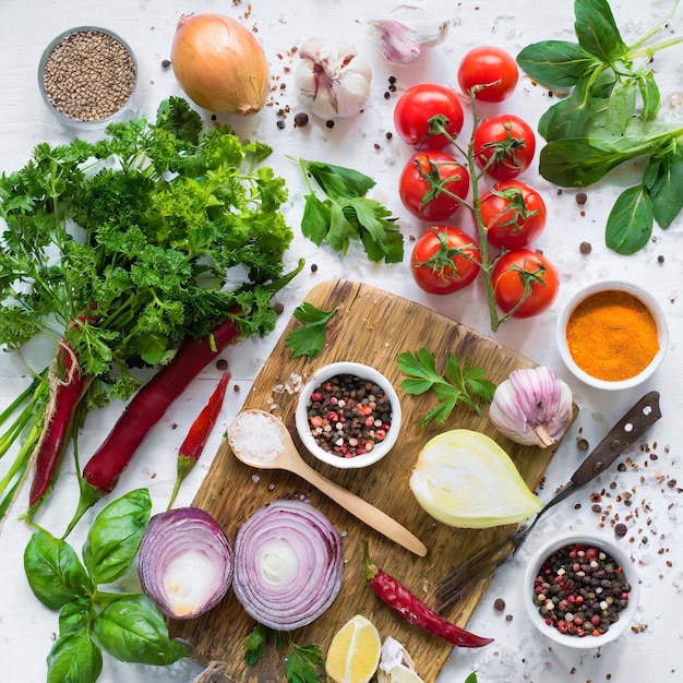 Zestaw świeżych składników na blacie kuchennym